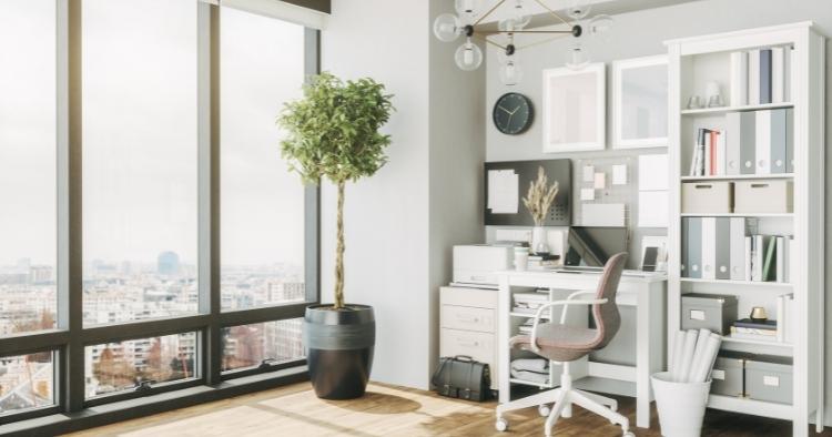 Arbeitsplatz zuhause mit Laptop, Schreibtisch und Beleuchtung