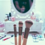 Schminkpinsel und Kosmetik Einrichtung im Hintergrund